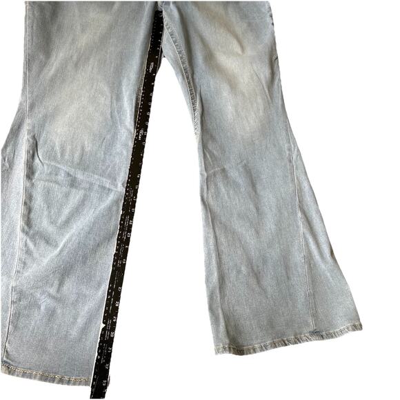 NWT TRUE RELIGION Joey Mid Rise Flap Flare Jeans Light Wash W42 - Picture 5 of 10